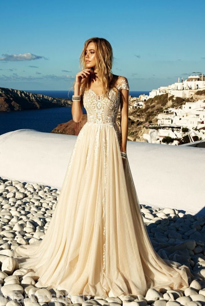 Прямое свадебное платье карамельного цвета
